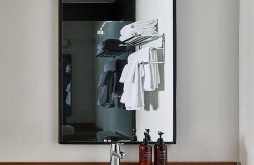 Lake Placid Hotel | Tranquil King Room l Bluebird Lake Placid l Walk to Main Street