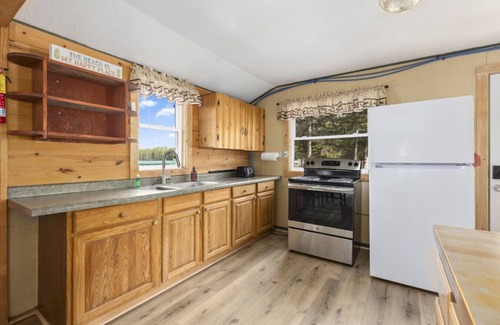 Emily Cabin | Tranquil Lakefront Retreat, Steps From the Water!
