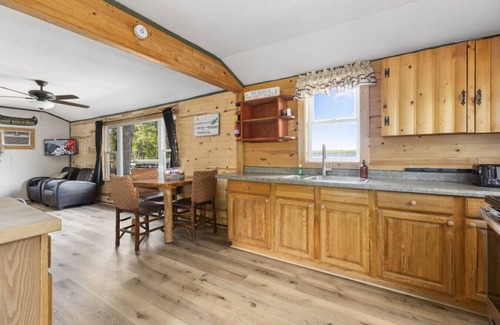Emily Cabin | Tranquil Lakefront Retreat, Steps From the Water!