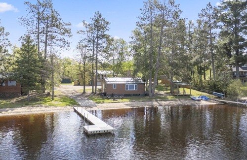 Emily Cabin | Tranquil Lakefront Retreat, Steps From the Water!