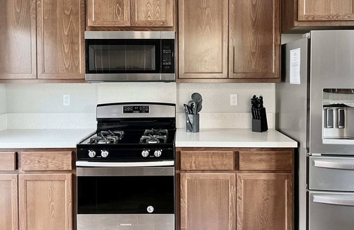 East Roseville Parkway House | Tranquil Modern Vacation Home - Scenic Valley View