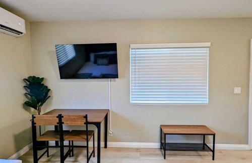 West Covina House | Tranquil Nest Studio with 2 Queen beds