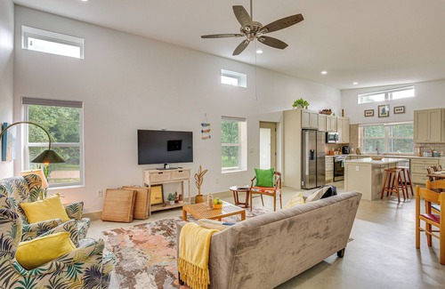 Log Cabin House | Tranquil Retreat: Half-Mi to Cedar Creek Reservoir