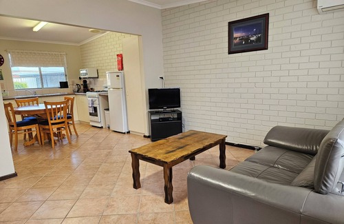 Mira Mar Apartment | Tranquil retreat on Middleton Road, mid-way between the city and the sea!