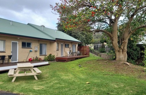 Mira Mar Apartment | Tranquil retreat on Middleton Road, mid-way between the city and the sea!
