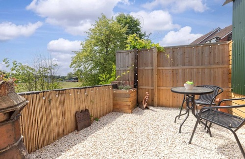 Tewkesbury Cabin | Tranquil Riverside Shepherd’s Hut in Tewkesbury