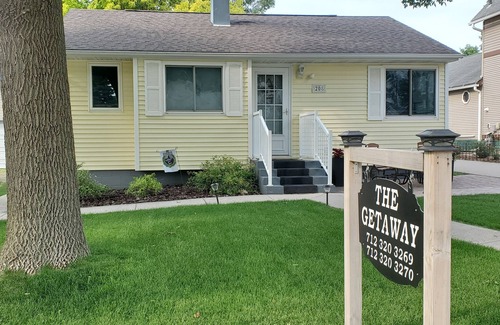 Lake Park House | Tranquil setting 15 Miles from Iowa Great Lakes - Fully Furnished with Game Room