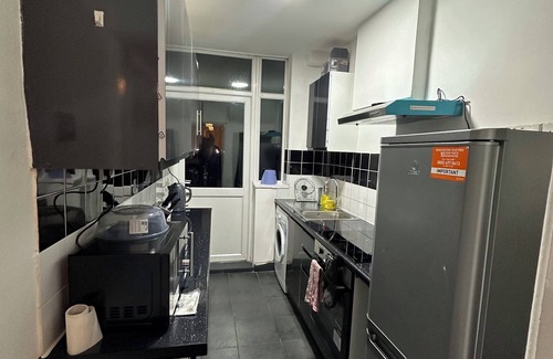 Goresbrook House | Tranquil Stays at 3 bedroom House in Dagenham