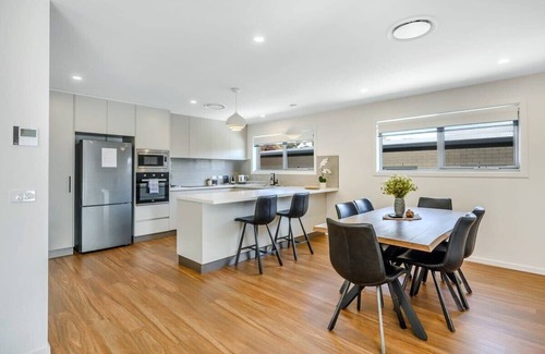 Warrane Villa | Tranquil Villa Two -2BR/2BA–10min to CBD-Airport.