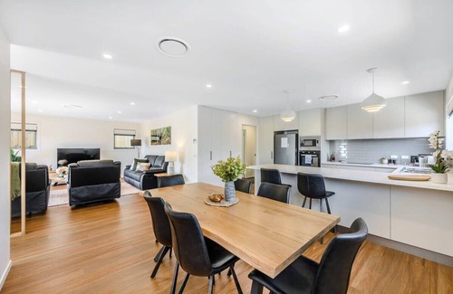 Warrane Villa | Tranquil Villa Two -2BR/2BA–10min to CBD-Airport.