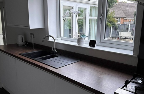 Walsall House | Tranquil Walsall Retreat - 4 Bedrooms