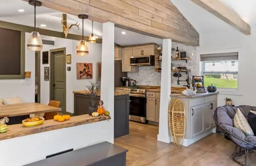 Monroe House | Tranquil Waterfront Retreat on Mombasha Lake