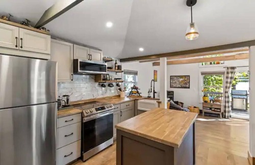 Monroe House | Tranquil Waterfront Retreat on Mombasha Lake