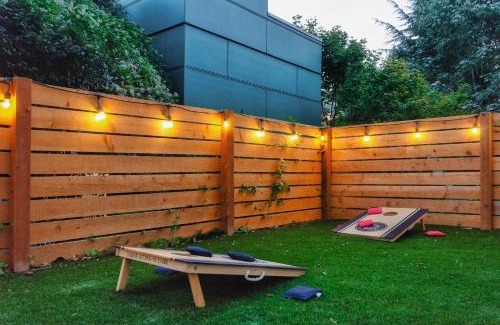 East Queen Anne House | Travelers Dream, Walk to Space Needle, Firepit, cornhole