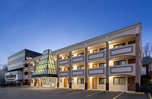 Manhasset Cabin | Travelodge by Wyndham Manhasset