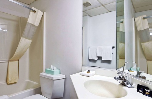 Niagara Falls Hotel | Travelodge by Wyndham Niagara Falls