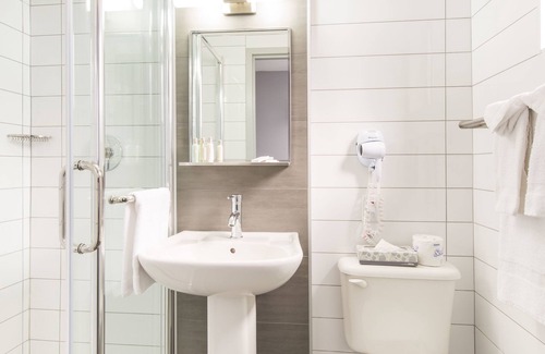 Chinatown Hotel | Travelodge Hotel by Wyndham Montreal Centre