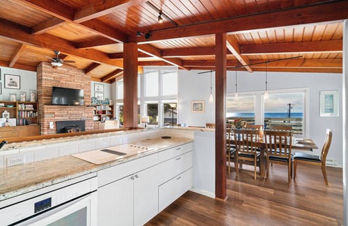 Neahkahnie Beach House | Treasure Rocks-Charming 6 bedroom/3 bath oceanview Beach Retreat in Manzanita