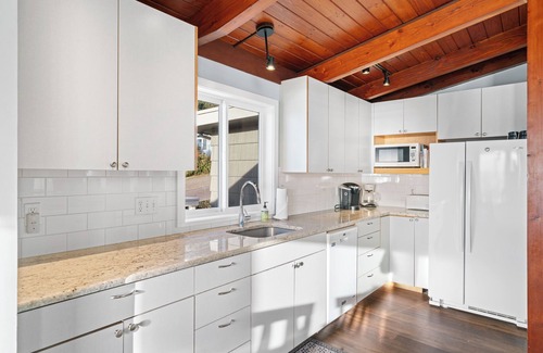 Neahkahnie Beach House | Treasure Rocks-Charming 6 bedroom/3 bath oceanview Beach Retreat in Manzanita
