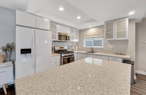 West Newport Condo | Treasured Bliss * AC * Clean * Steps to Sand * Exclusive Patio