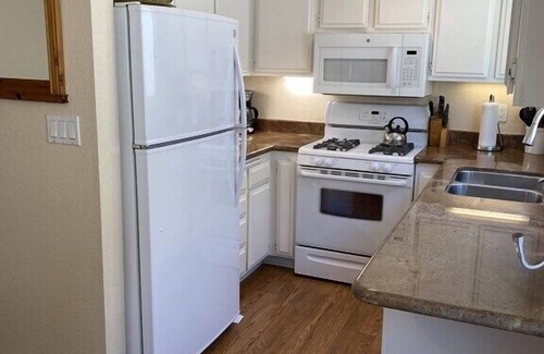 West Newport Condo | Treasured Delight* Exclusive Patio * Clean* Upstairs Unit *4 houses to sand