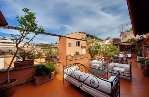 Rione III Colonna Apartment | TreasureRome Spanish Steps Penthouse