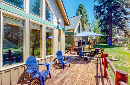 Klamath Falls House | Tree-Lined Cabin - Large Deck & Pool Access