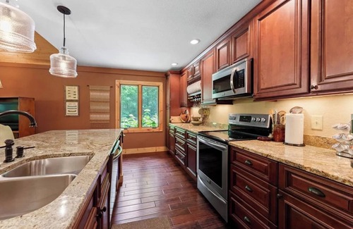 Cullowhee House | Tree Top Mountain Lodge near Lake Glenville!