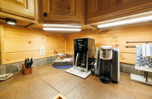 Mentone Cabin | Tree Top Retreat! Hot Tub l 3mi to Desoto Falls