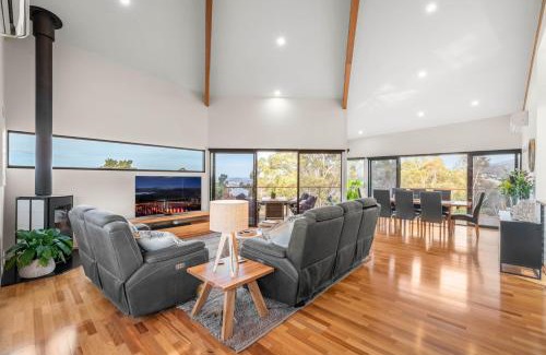 Rosetta House | Tree Top Views - Magnificent 4 Bedroom House - 3 Minutes to MONA