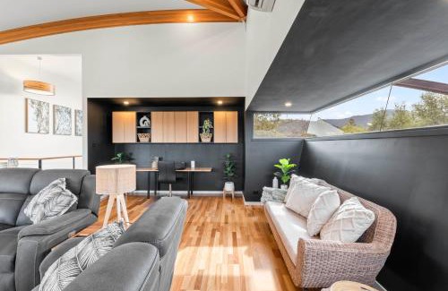 Rosetta House | Tree Top Views - Magnificent 4 Bedroom House - 3 Minutes to MONA