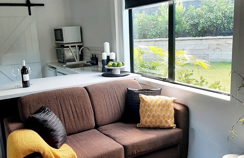 Whakamarama Apartment | TREE VIEW STUDIO is private & spacious. Semi rural but close to all amenities.