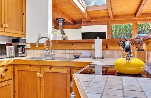 Guerneville House | TreeFort~Bright and Fun Forest Cabin! Smarthome! EV Charger!HtTb,Decks,Pup