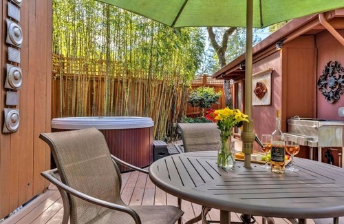 Guerneville House | TreeFort~Bright and Fun Forest Cabin! Smarthome! EV Charger!HtTb,Decks,Pup