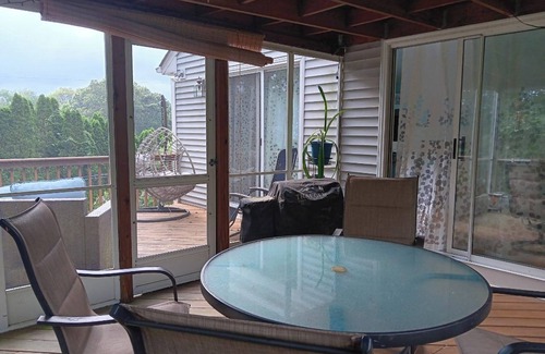 Narragansett Apartment | TreeFort, ZipLine, Kayaks, Beach6min drive, Vaulted Ceilings, ScreenPorch & Deck