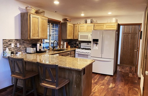 Cedar Glen House | Treehouse Lodge- A quiet hilltop creative retreat, minutes from the lake.