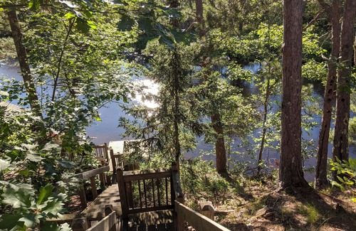 Au Train House | Treehouse on the river.
