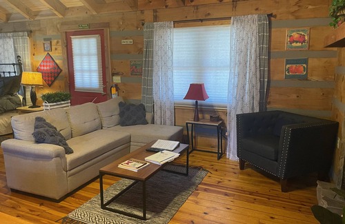Walland Cabin | Treehouse River front with Mountain View-Wifi/Cable and Hot tub