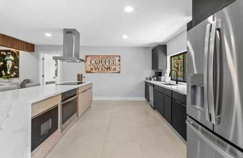 Golden Glades Villa | Treehouse Villa BY THE GLAMHOMES