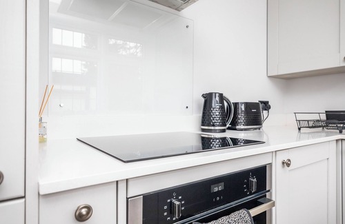 Poole Apartment | Treeside | Prime location | Pet friendly | Sleeps4 |