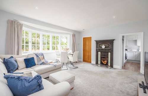 Poole Apartment | Treeside | Prime location | Pet friendly | Sleeps4 |