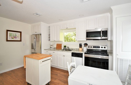 Mount Dora House | Treetop Cottage Walking Distance to Downtown