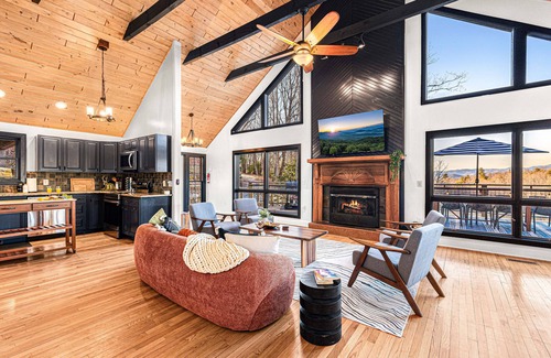 Brevard Cabin | Treetop Lakehouse: Pvt Lake/Sauna/HotTub/Games