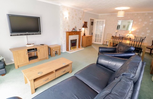 Rhos on Sea Apartment | TREETOPS, pet friendly, character holiday cottage in Rhos-On-Sea