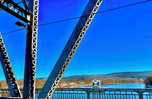 Port Jervis Apartment | Treeview - Cozy 2 BR Apartment - Fast WiFi ~ 1 hr from NYC - 5 mins to downtown