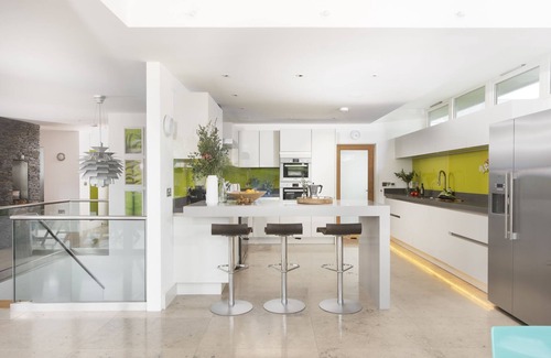 Newquay House | Treheyl, Pentire - house with hot tub and parking overlooking the Gannel Estuary