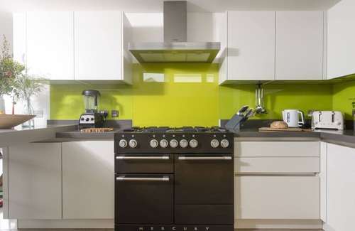 Newquay House | Treheyl, Pentire - house with hot tub and parking overlooking the Gannel Estuary