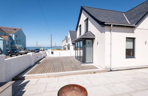Rhosneigr House | Trem Y Don - A beachside holiday home for 10 guests