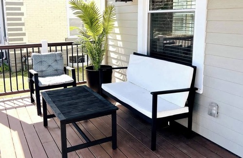 Lyn-Lake Apartment | Trendy and Stylish 3BR Uptown Unit