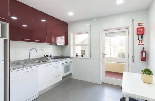 Leixões Apartment | Trendy Bright Flat w/Balcony | Jacuzzi